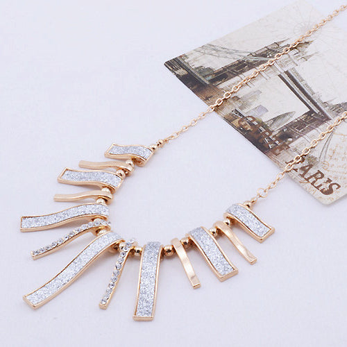 Geometric necklace in gold and crystals