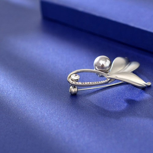 Leaf-shaped brooch