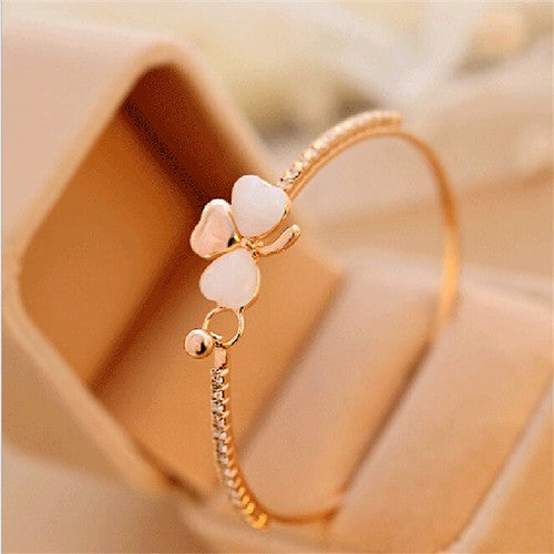 Bangle with clover detail in opal