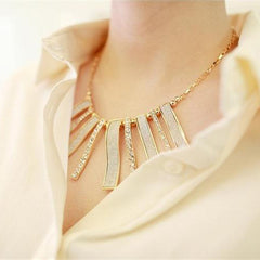 Geometric necklace in gold and crystals